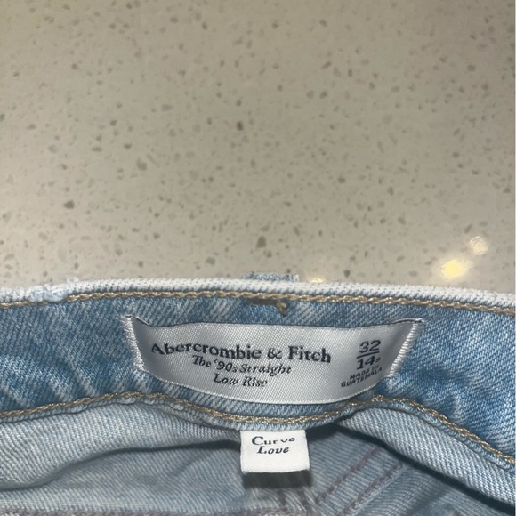 Abercrombie & Fitch Curve Love ’90s Straight Low Rise Jeans Size 32 – Light Wash - Picture 3 of 3
